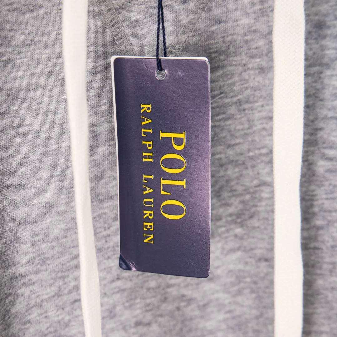 P300 zp version [Exclusive supply] Ralph Lauren/Ralph Lauren 2025SS Four Seasons classic style stacked topstitch design five-color thin hooded sweatshirt -370g double-sided cotton heavyweight fabric✅ -Original same 7.5CM widened thread processing✅ -Front collar patchwork triangle block four-needle six-thread topstitch design✅ -RL Four Seasons classic style Loose fit, easy for both men and women to control Simple Clean and versatile, exposed topstitching patchwork triangle 1.3 cm retro original color hook and loop drawstring, full of details. Color: navy blue, brown, pink, gray. Size: S M L XL. Number: WW10748.